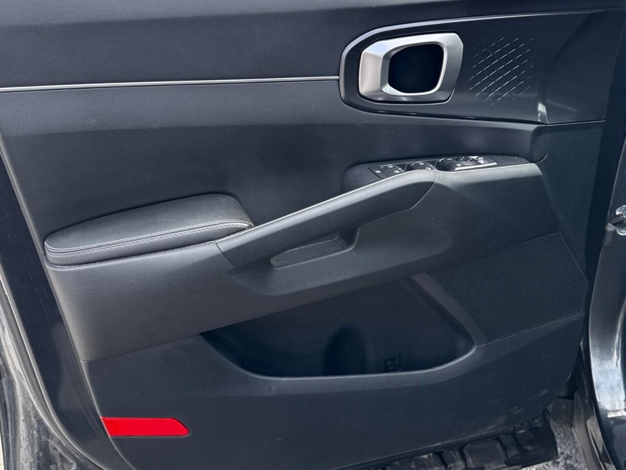 2022 Kia Sorento LX PLUS   3RD ROW SEATING   AWD Photo