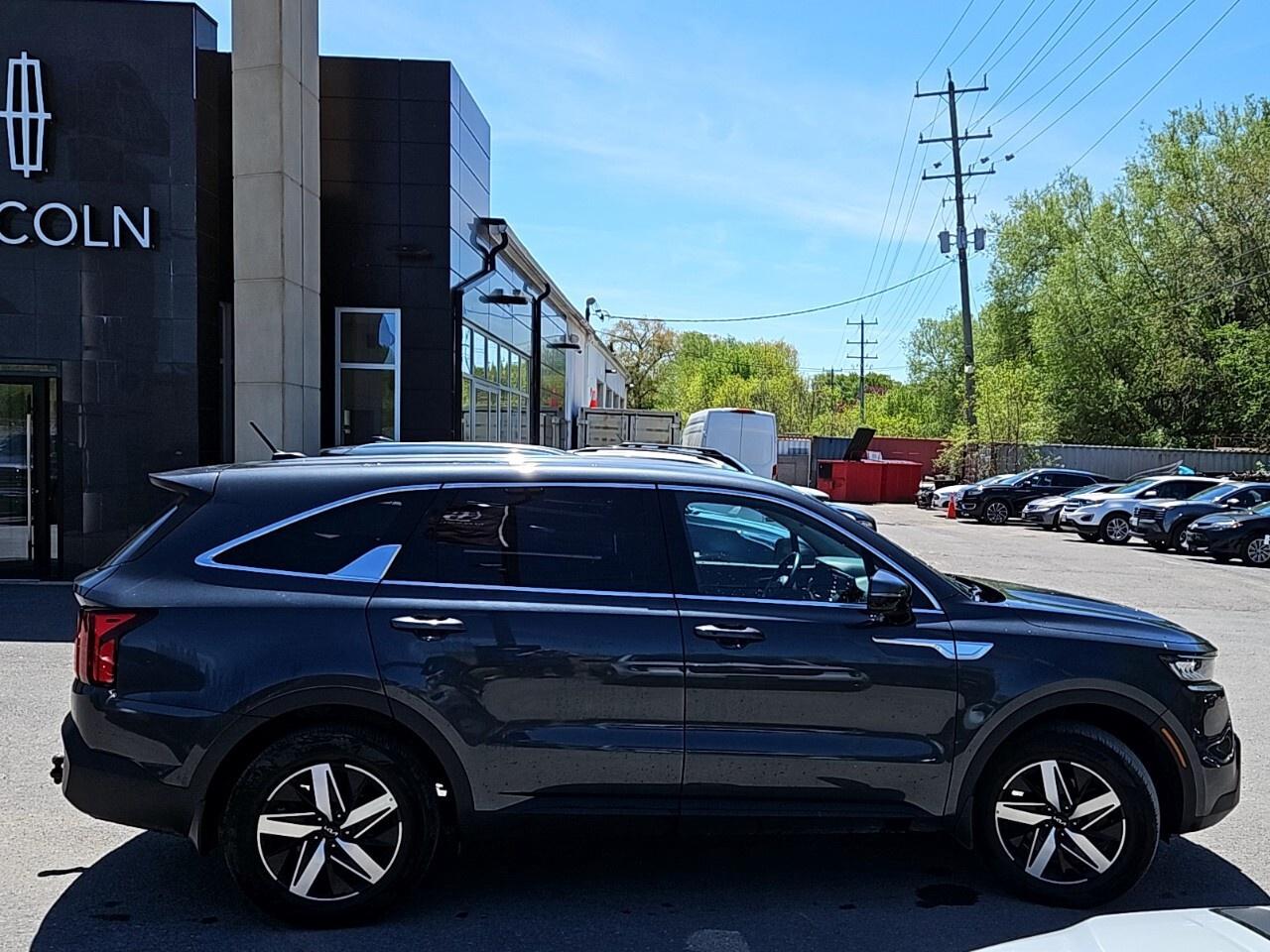 2022 Kia Sorento LX PLUS   3RD ROW SEATING   AWD Photo