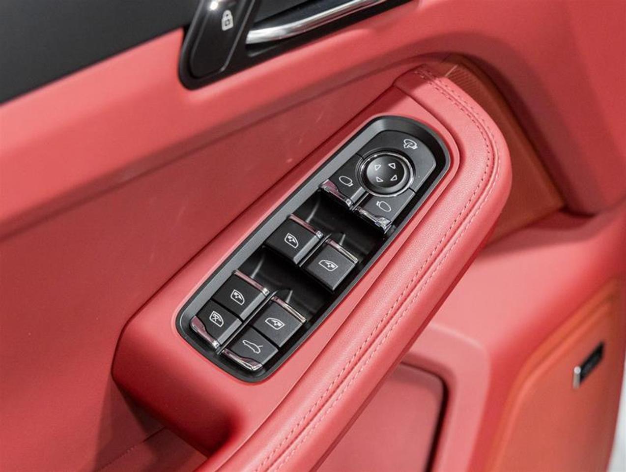 2026 Porsche Macan  Photo