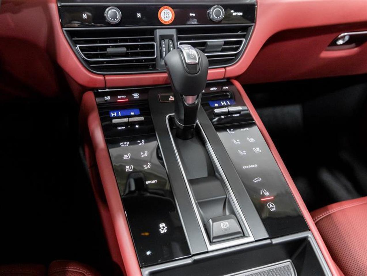 2026 Porsche Macan  Photo