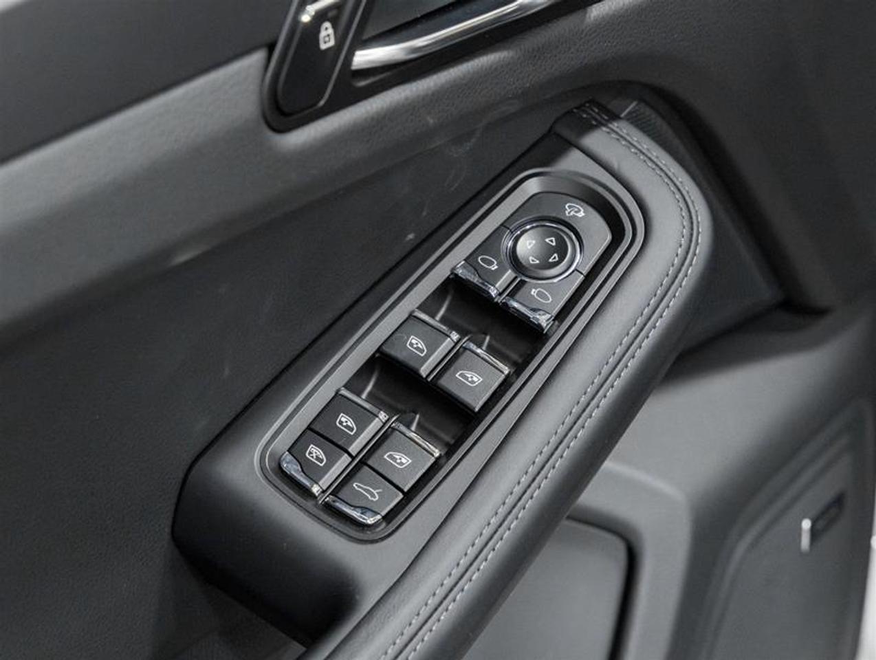 2026 Porsche Macan  Photo