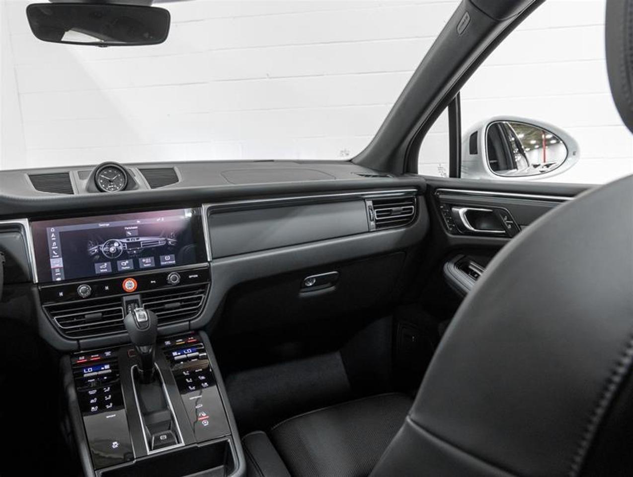 2026 Porsche Macan  Photo