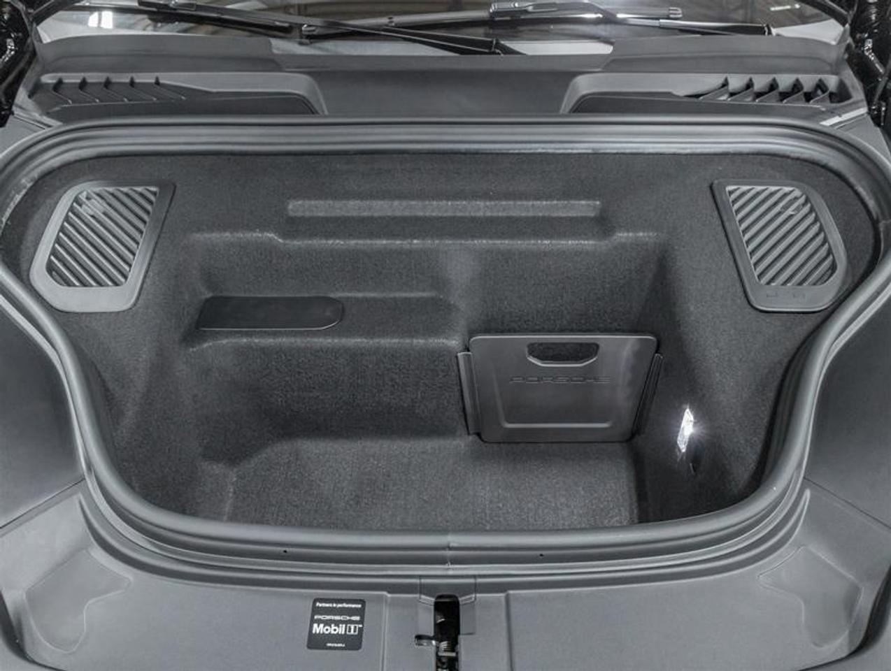 2026 Porsche Macan  Photo