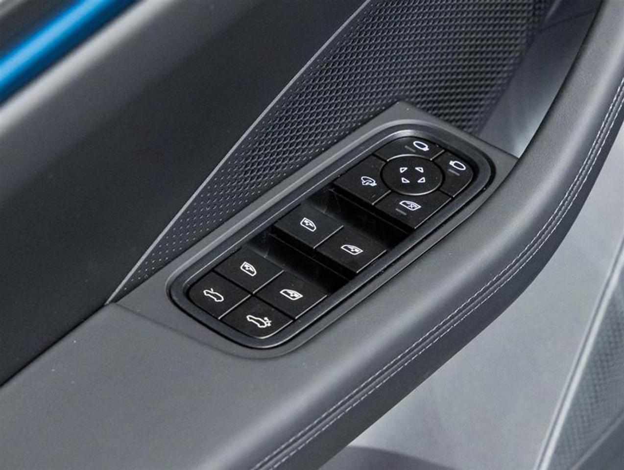 2026 Porsche Macan  Photo