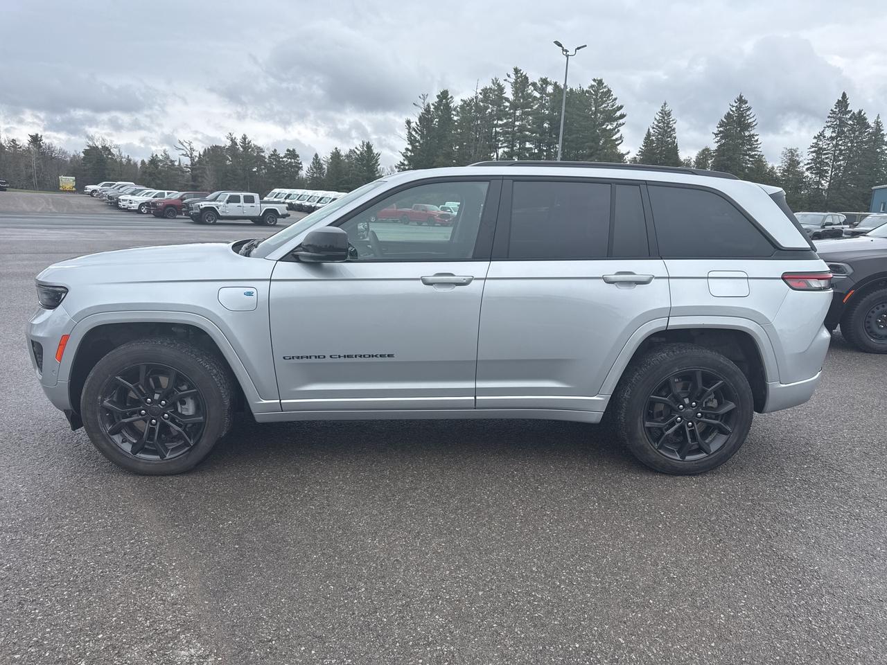 2023 Jeep Grand Cherokee 4xe 30th Anniversary Photo2