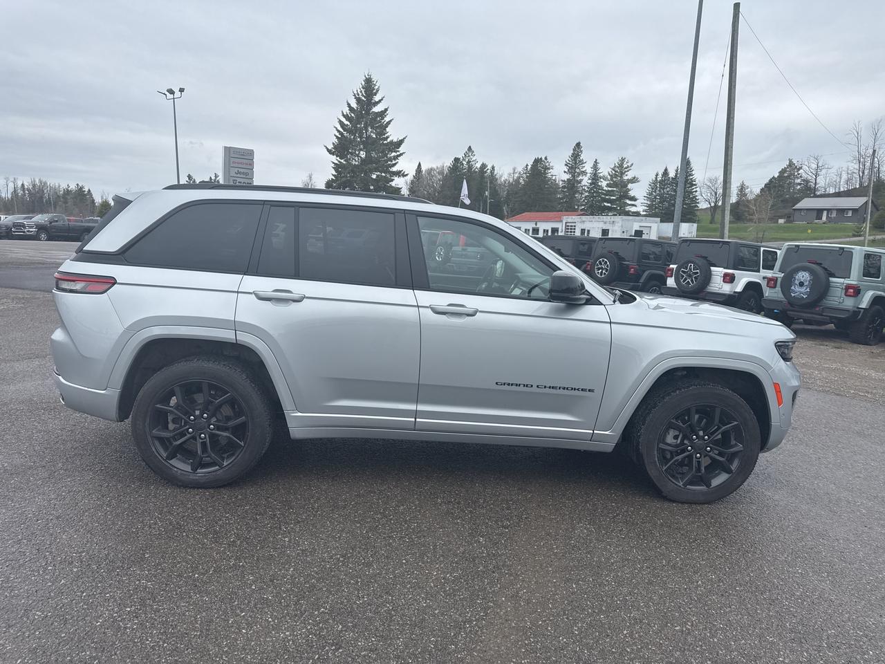 2023 Jeep Grand Cherokee 4xe 30th Anniversary Photo