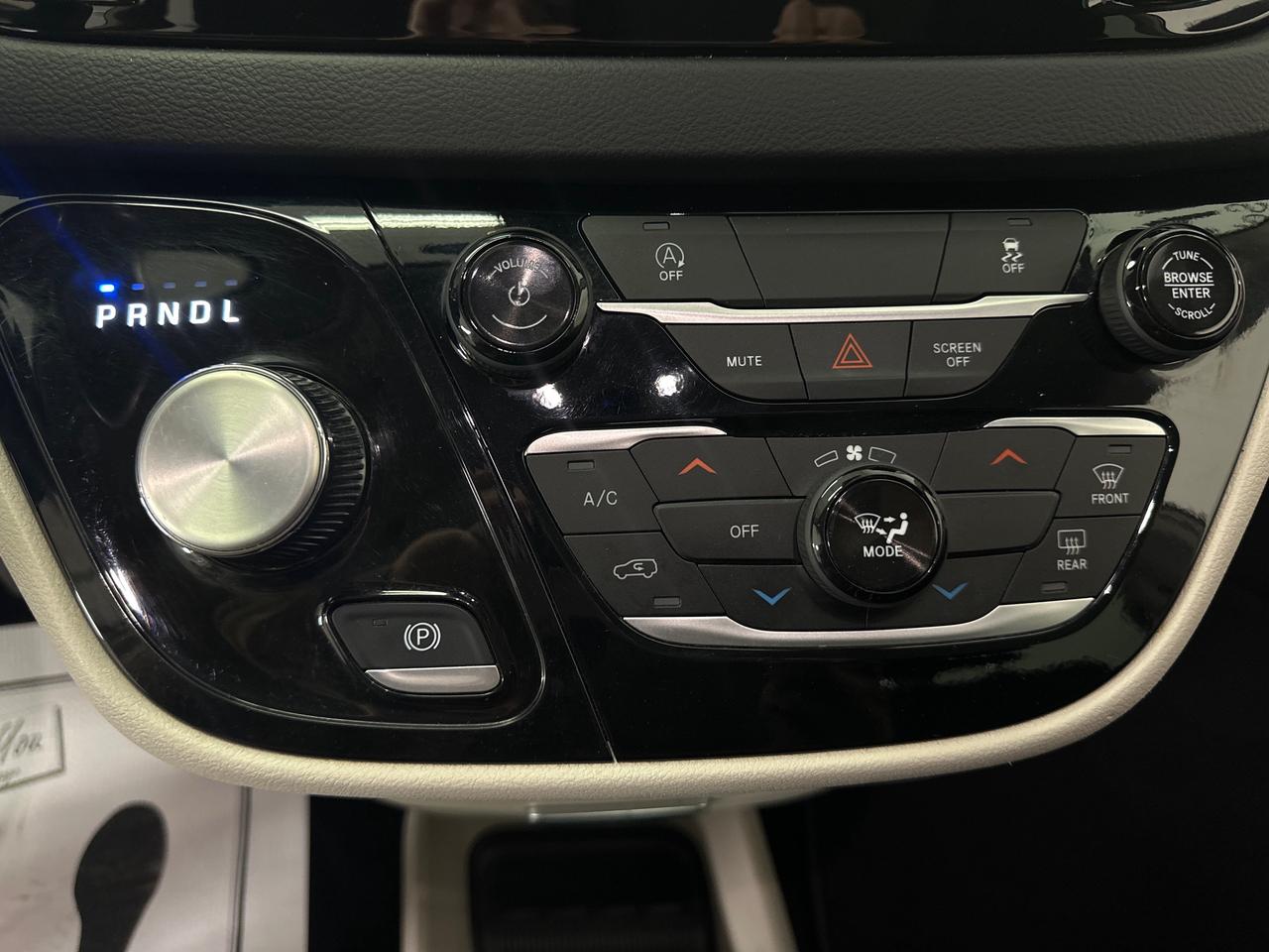 2024 Dodge Grand Caravan SXT Photo