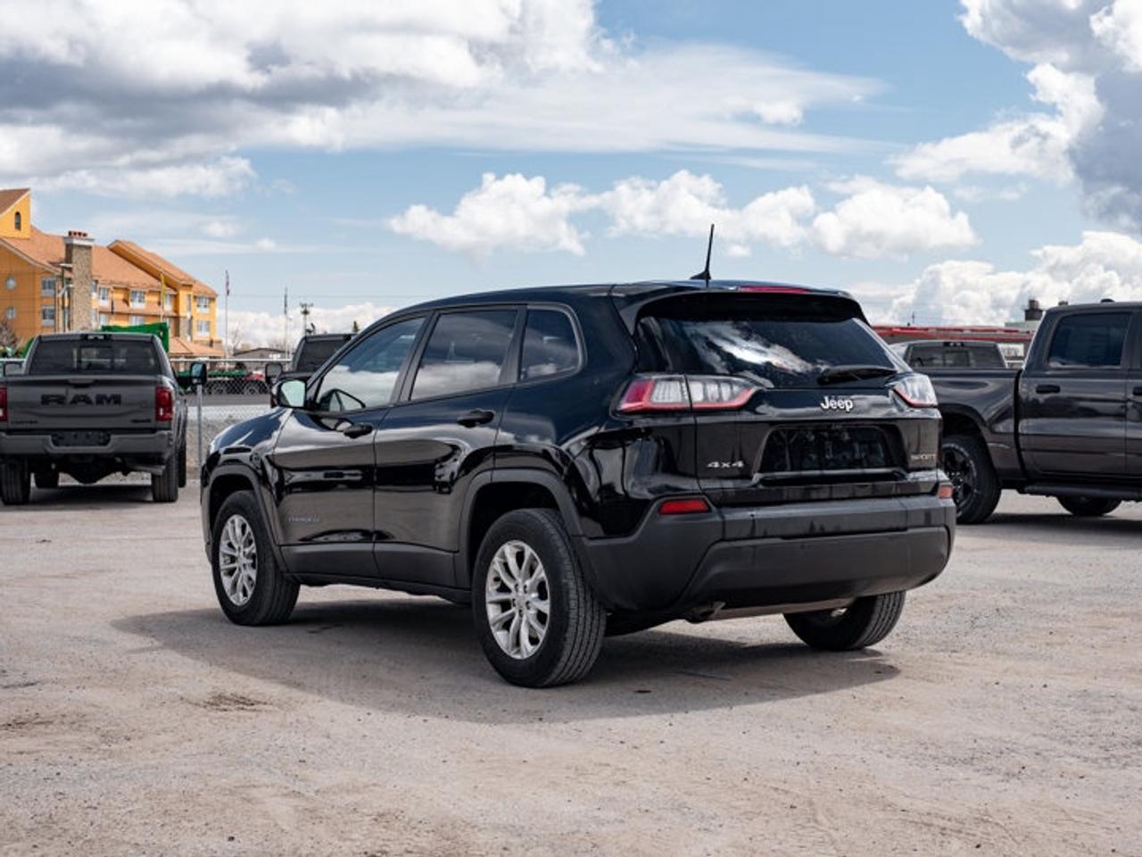 2022 Jeep Cherokee Sport Photo