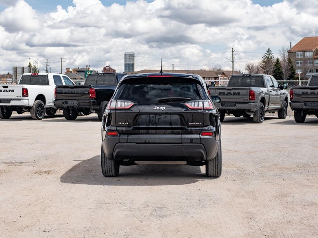 2022 Jeep Cherokee Sport Photo