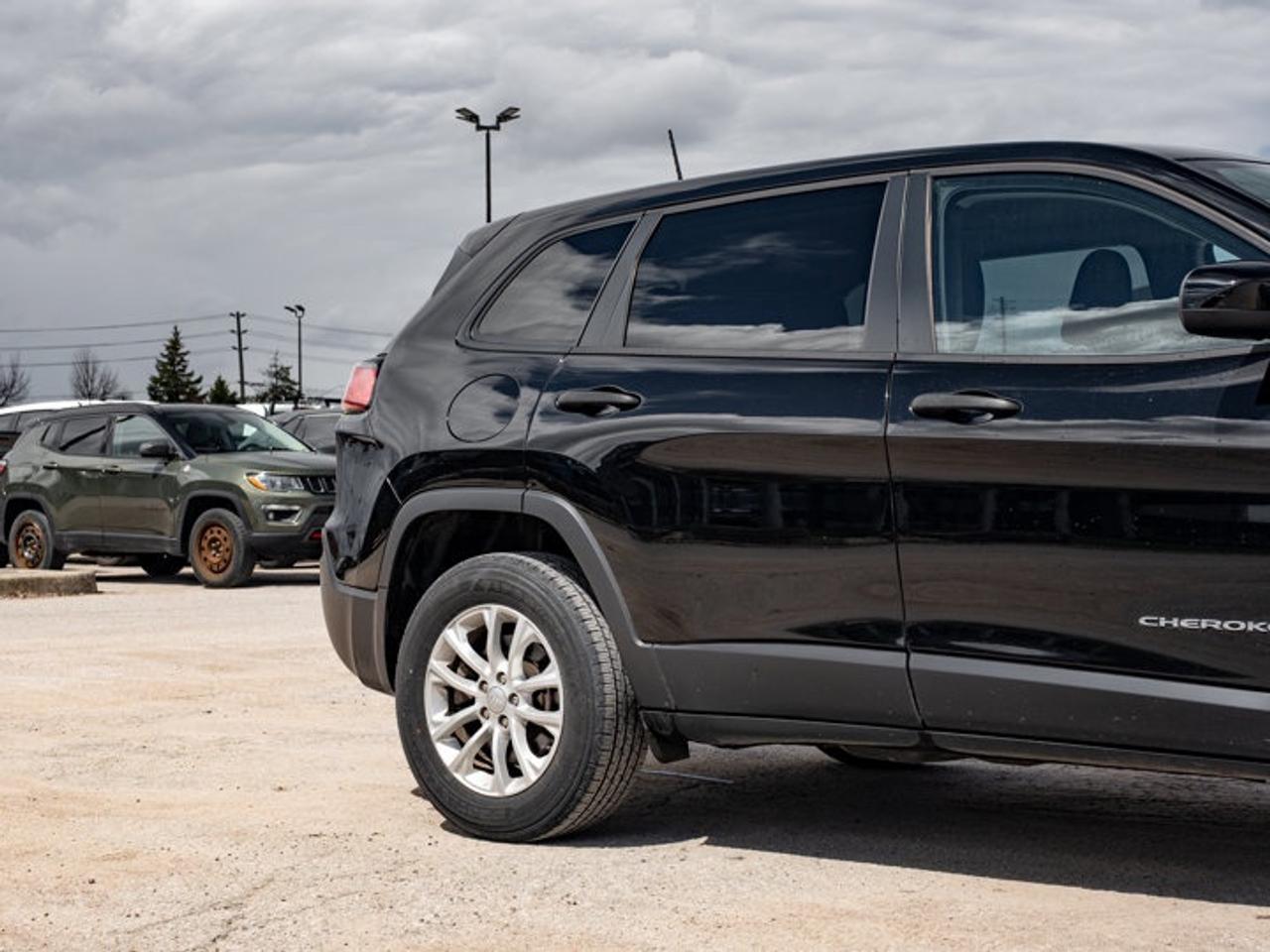 2022 Jeep Cherokee Sport Photo