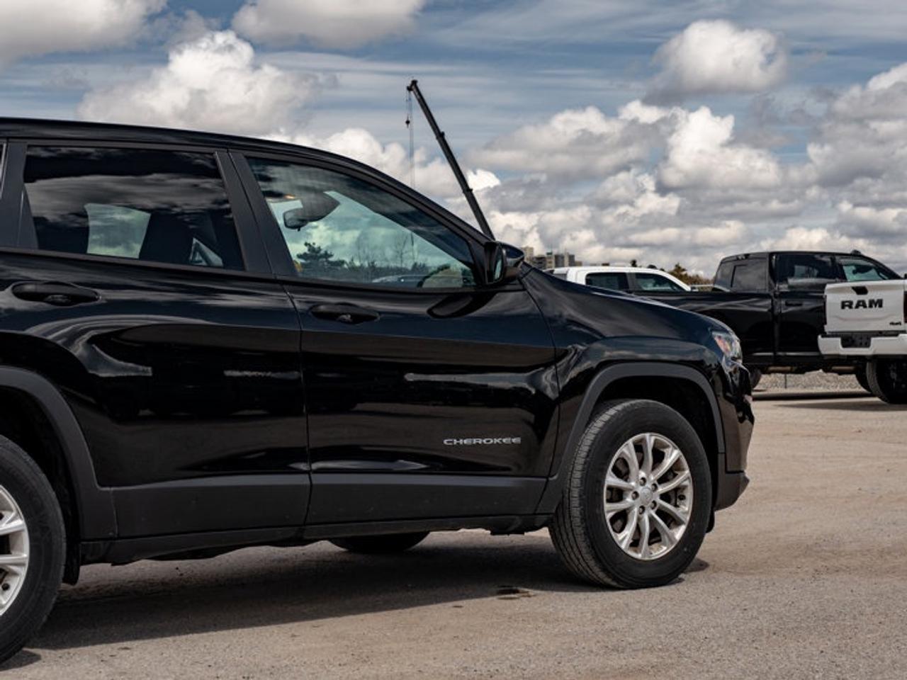 2022 Jeep Cherokee Sport Photo