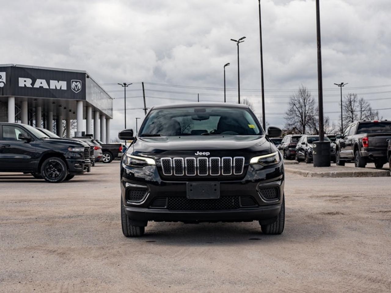 2022 Jeep Cherokee Sport Photo