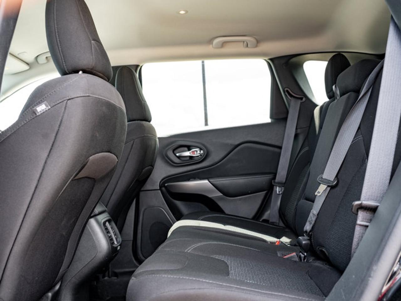 2022 Jeep Cherokee Sport Photo