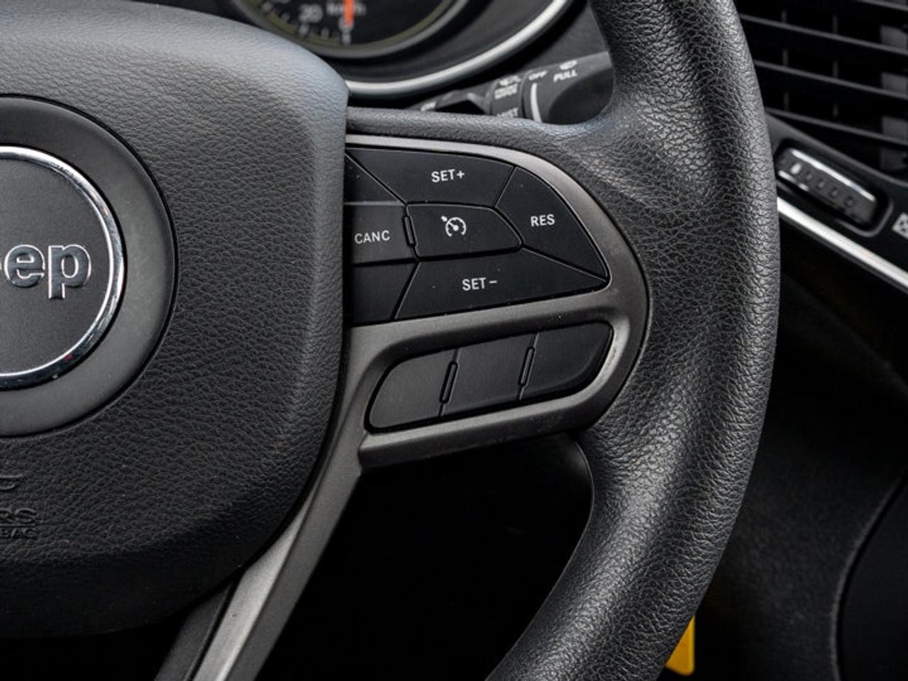 2022 Jeep Cherokee Sport Photo