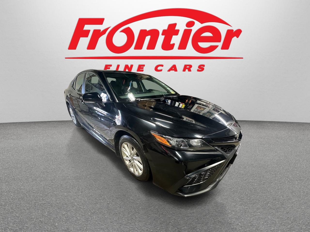 2021 Toyota Camry SE | LEATHER | BLUETOOTH | HEATED SEATS | ALLOYS | Photo