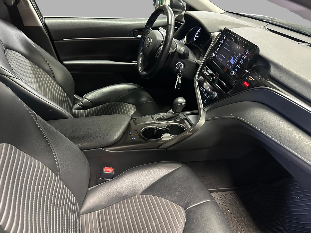 2021 Toyota Camry SE | LEATHER | BLUETOOTH | HEATED SEATS | ALLOYS | Photo