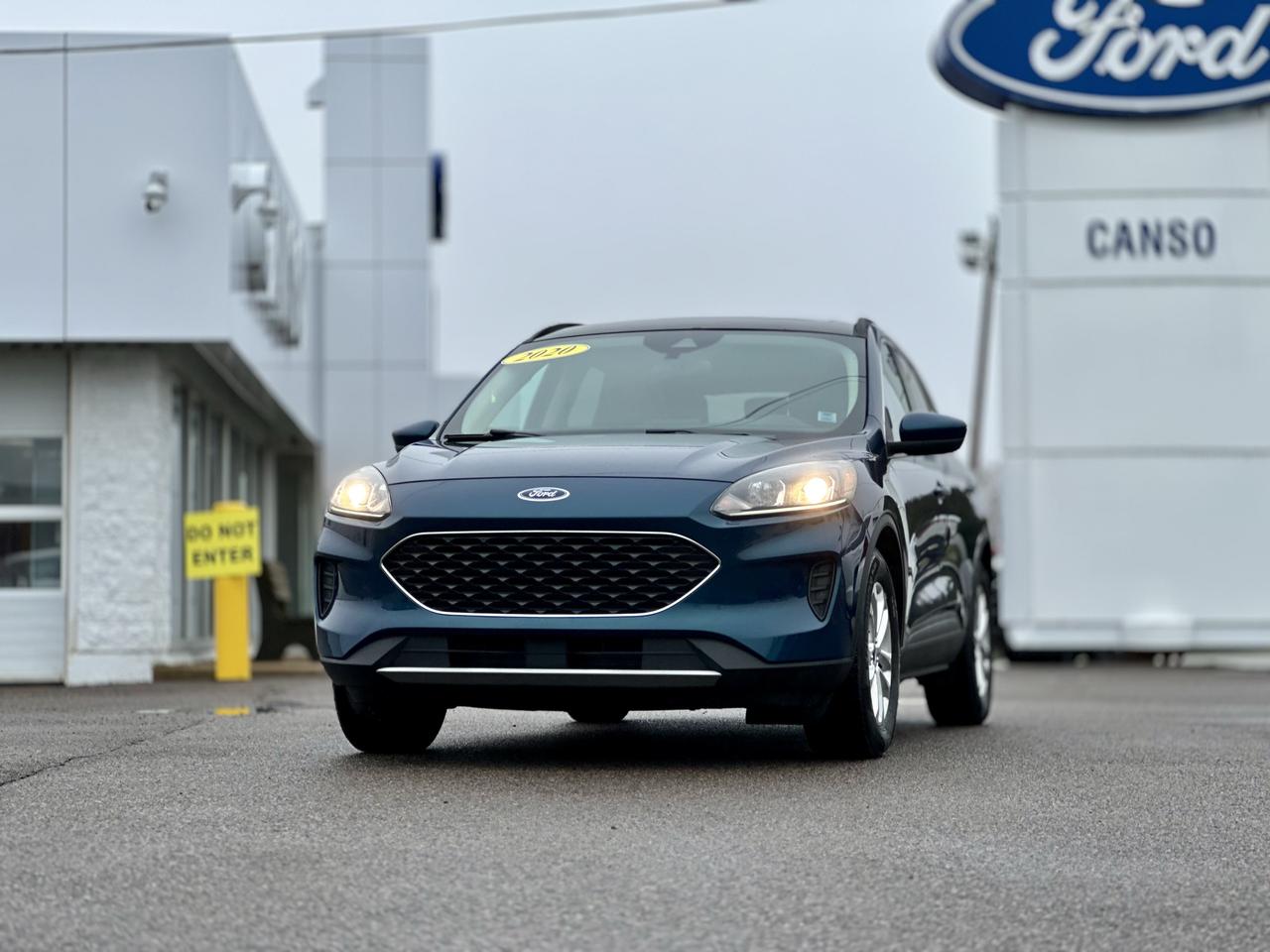 2020 Ford Escape SE FWD W/PANO ROOF Photo2