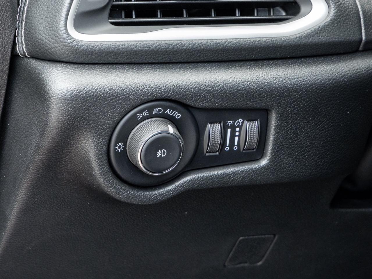 2026 Chrysler Pacifica Select Photo