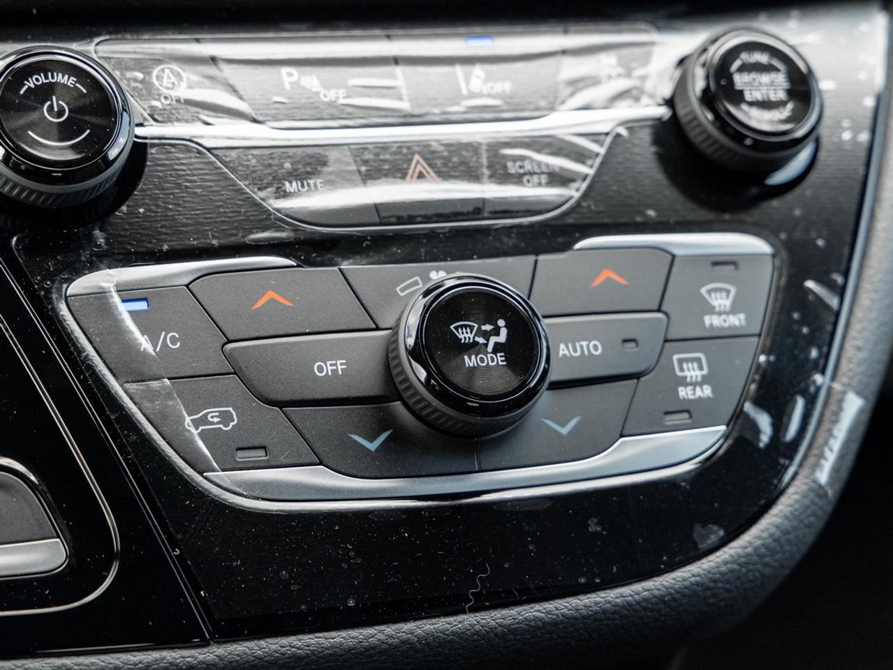 2026 Chrysler Pacifica Select Photo