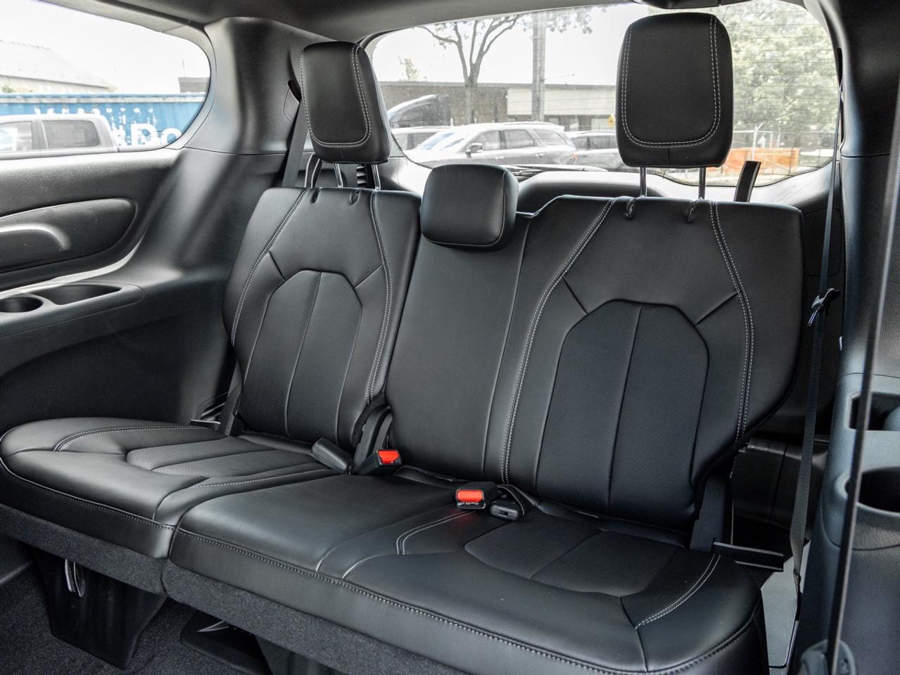 2026 Chrysler Pacifica Select Photo