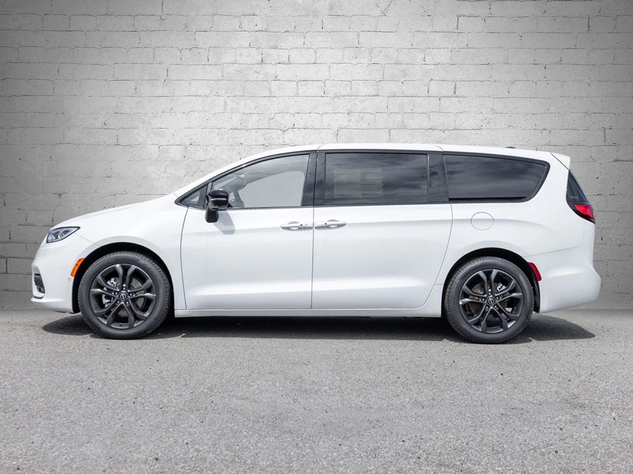 2026 Chrysler Pacifica Select Photo
