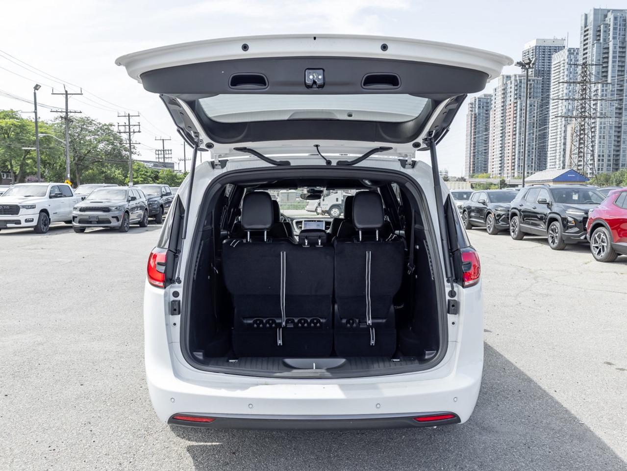 2026 Chrysler Pacifica Select Photo