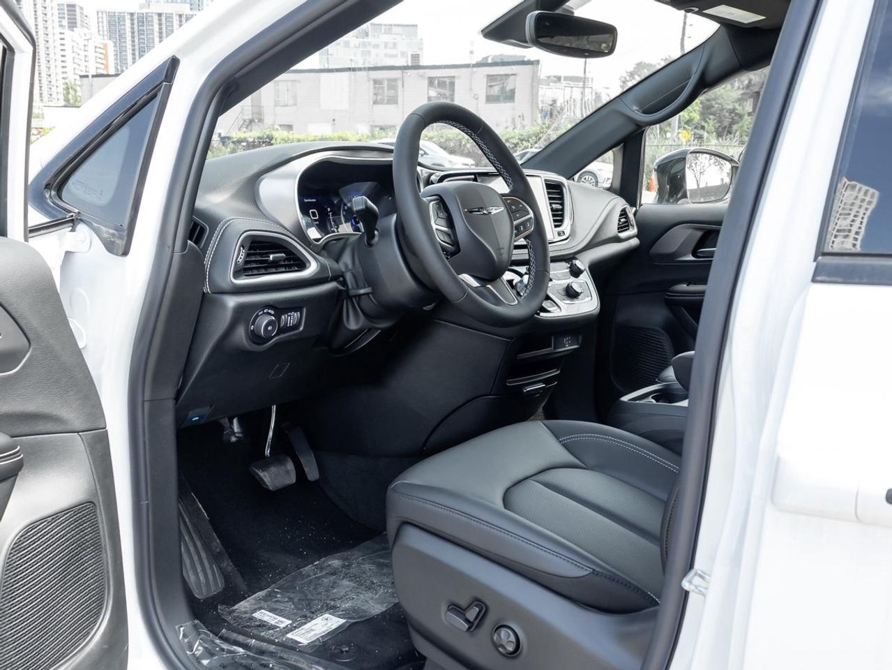 2026 Chrysler Pacifica Select Photo