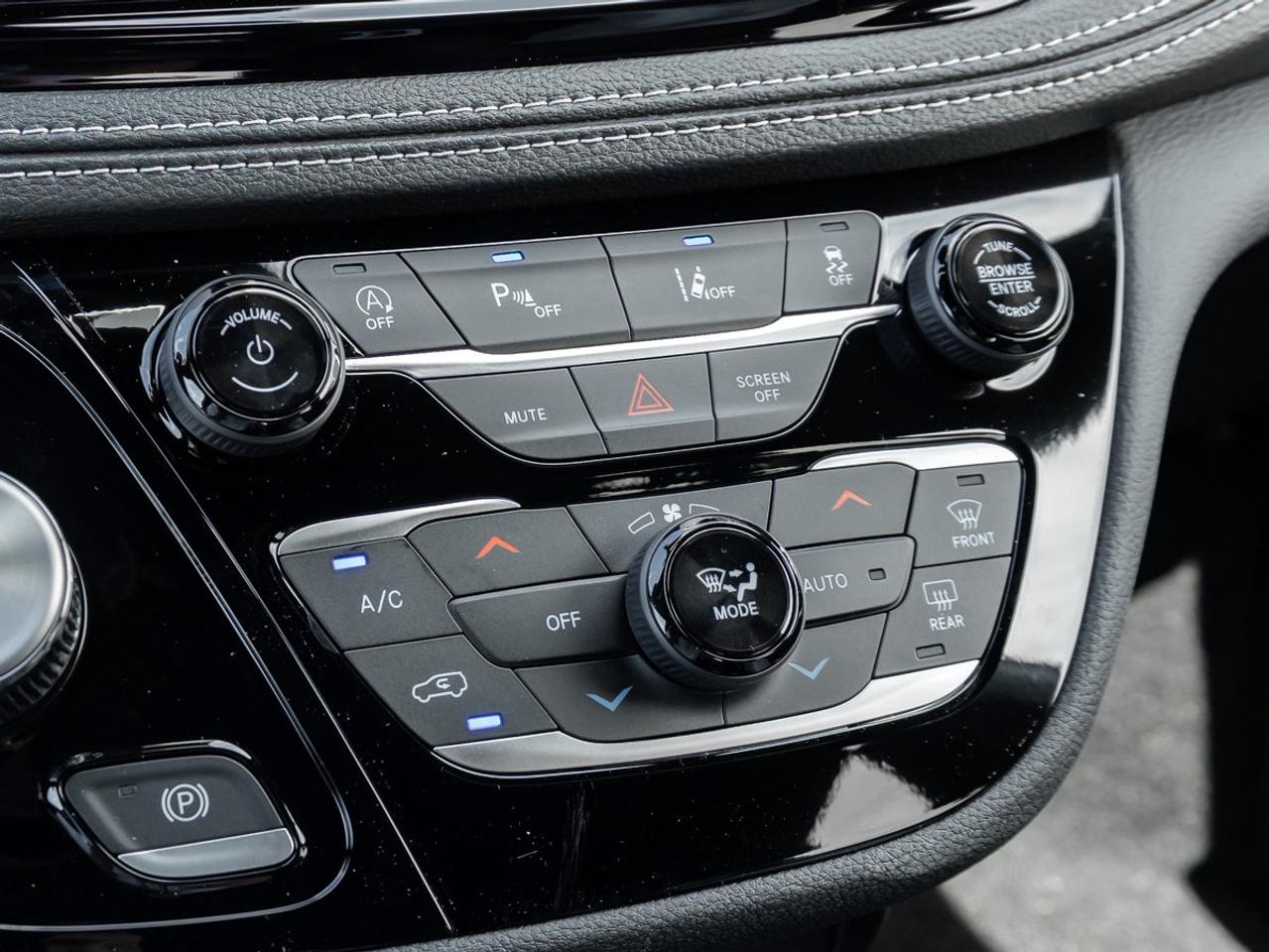 2026 Chrysler Pacifica Select Photo