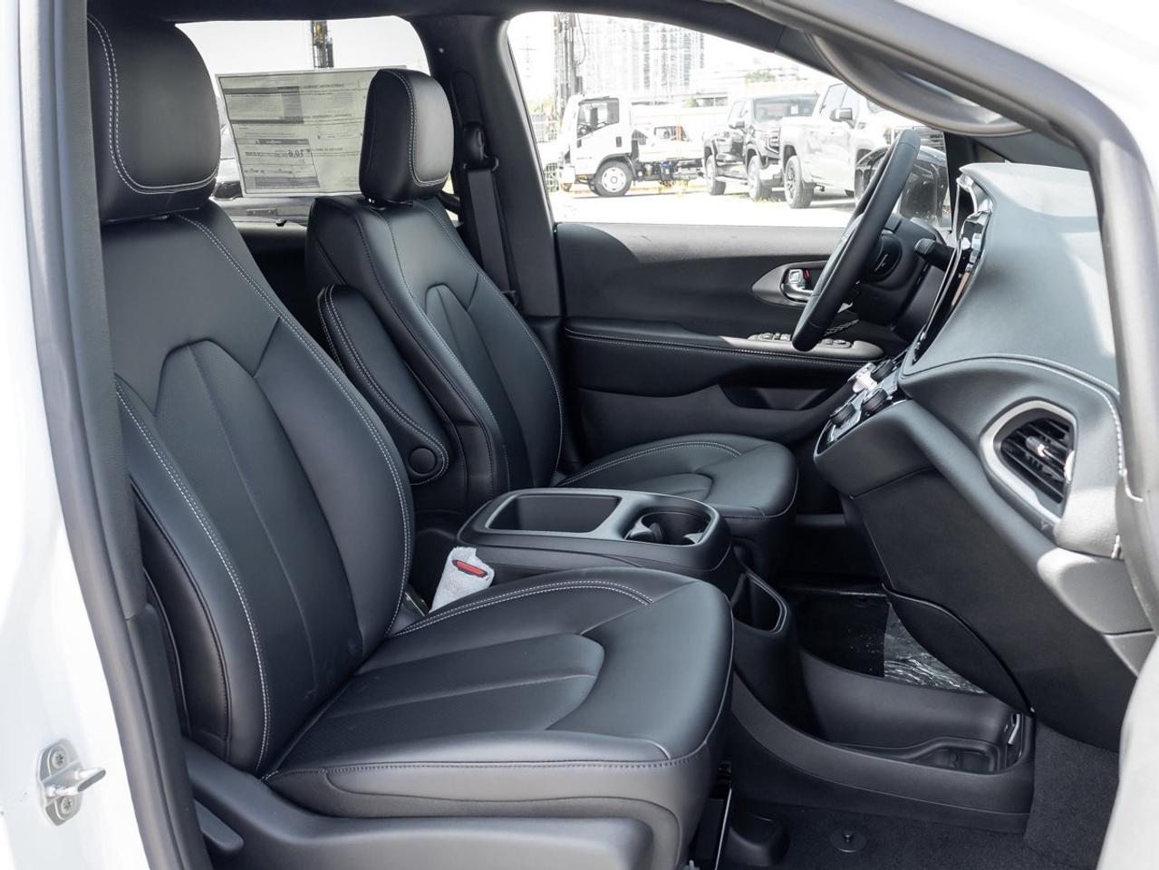 2026 Chrysler Pacifica Select Photo