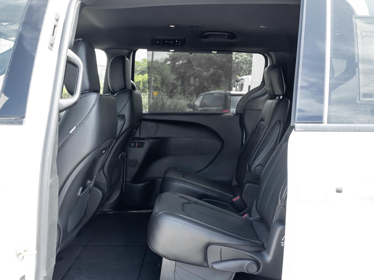 2026 Chrysler Pacifica Select Photo