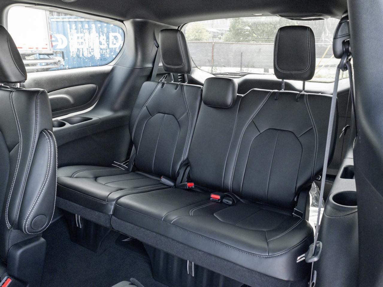 2026 Chrysler Pacifica Select Photo
