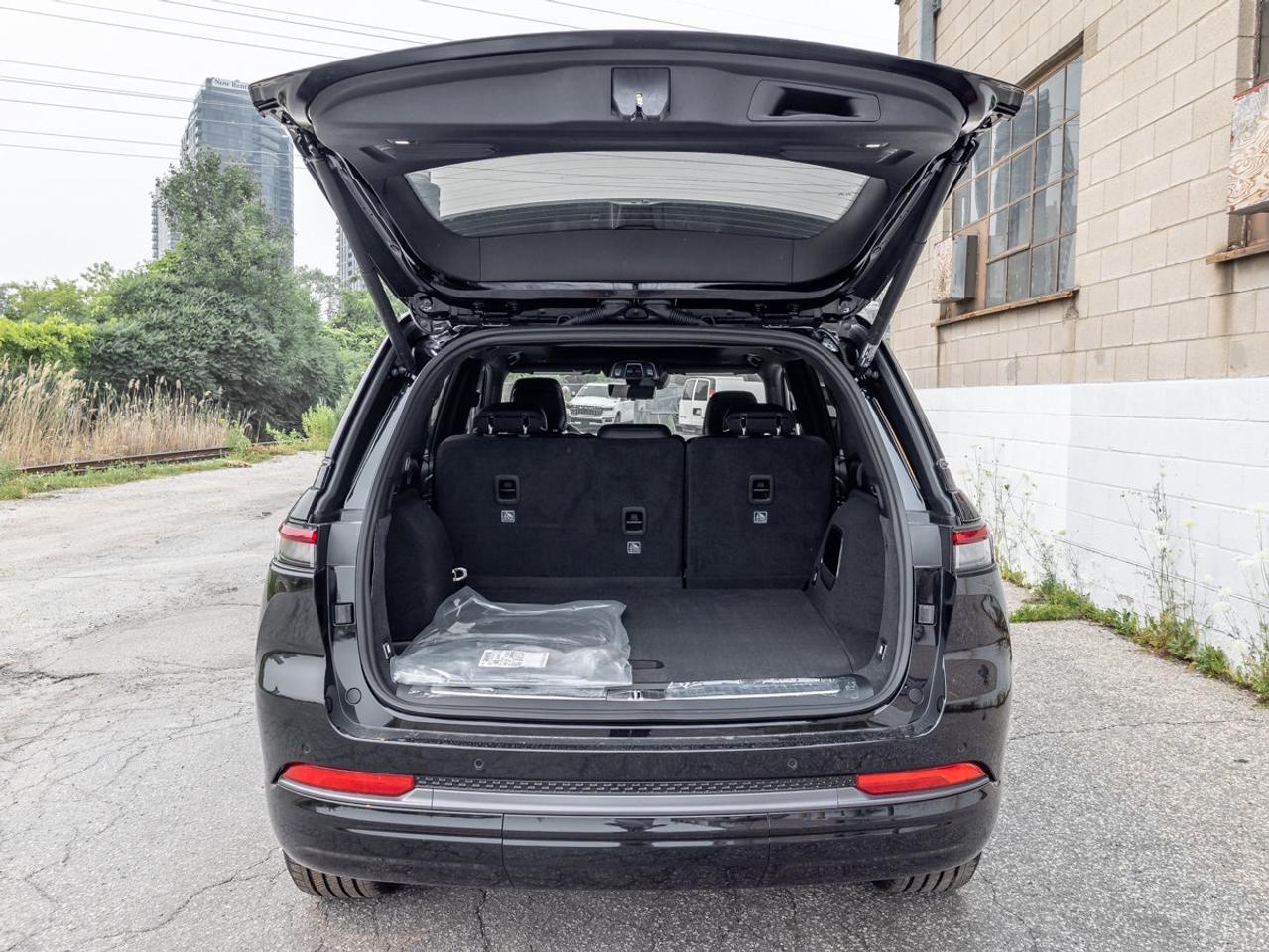 2026 Jeep Grand Cherokee Summit Photo