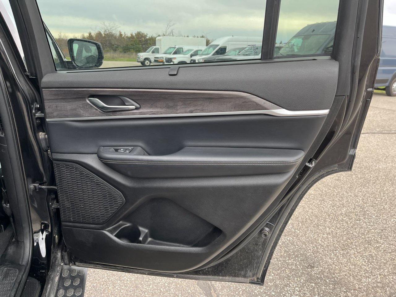 2024 Jeep Grand Cherokee L Limited 4x4 Photo