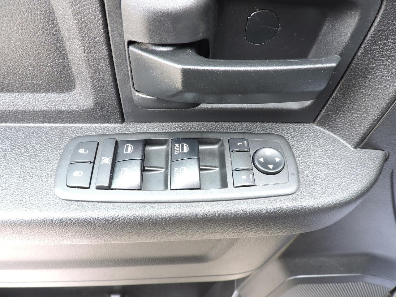 2018 RAM 1500 SXT 5.7 Hemi V8 4X4 6 Seater New Tires 165000 KMS Photo