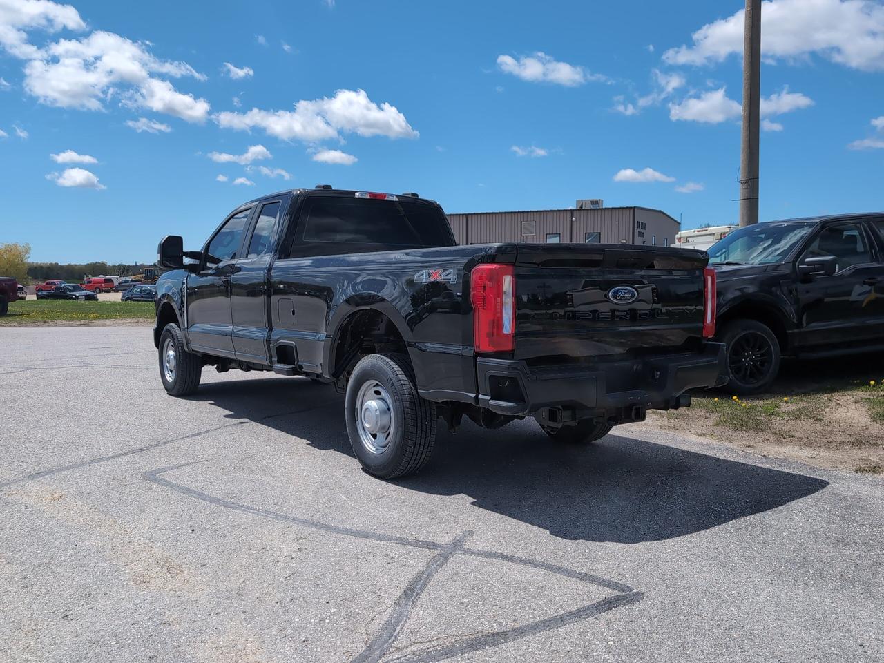 2023 Ford F-250 XL 4WD SuperCab 8' Box Photo3