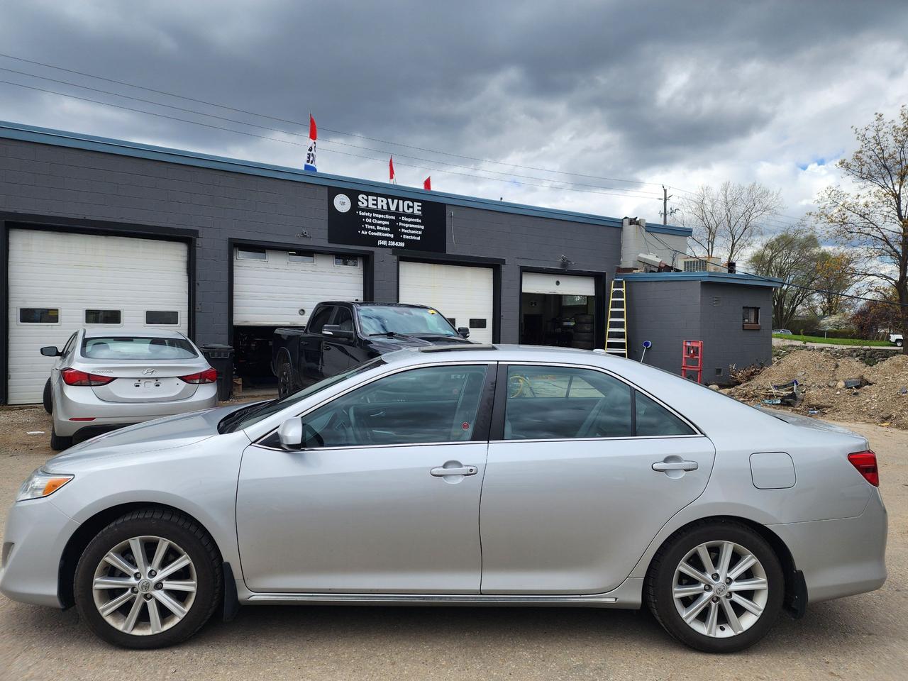 2014 Toyota Camry XLE l Mint Condition l Clean Carfax l LOW KM Photo