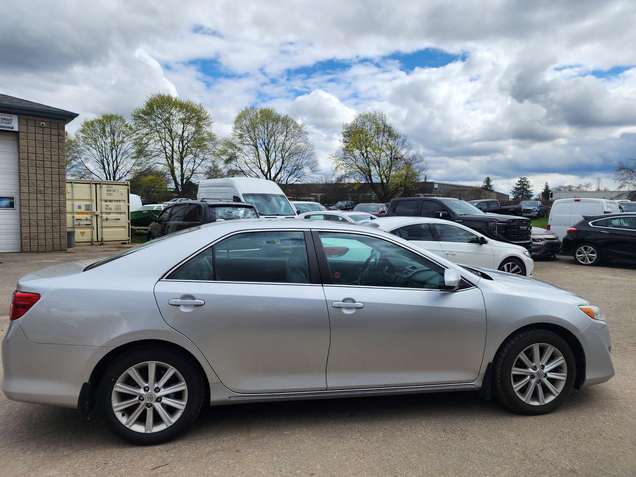 2014 Toyota Camry XLE l Mint Condition l Clean Carfax l LOW KM Photo4
