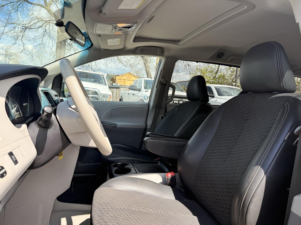 2011 Toyota Sienna SE | One Owner Photo