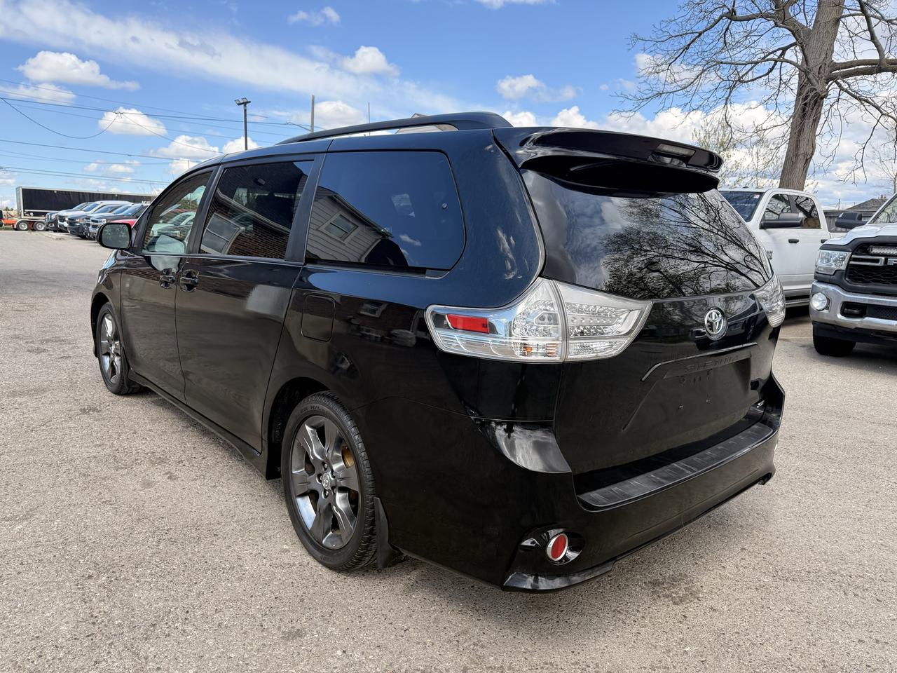 2011 Toyota Sienna SE | One Owner Photo4