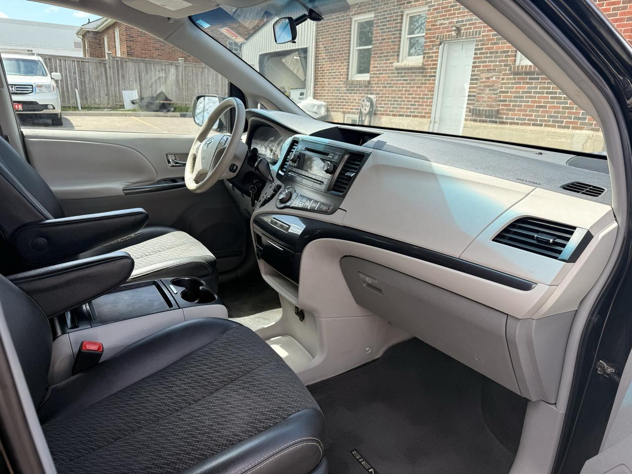 2011 Toyota Sienna SE | One Owner Photo