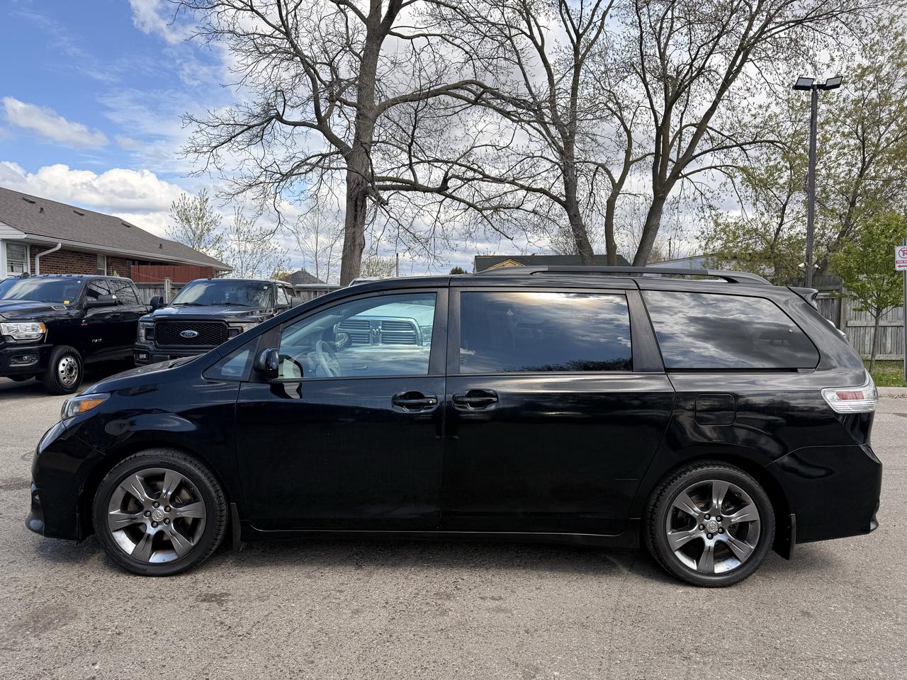 2011 Toyota Sienna SE | One Owner Photo3
