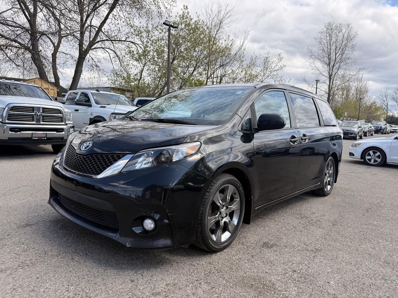 2011 Toyota Sienna SE | One Owner Photo2