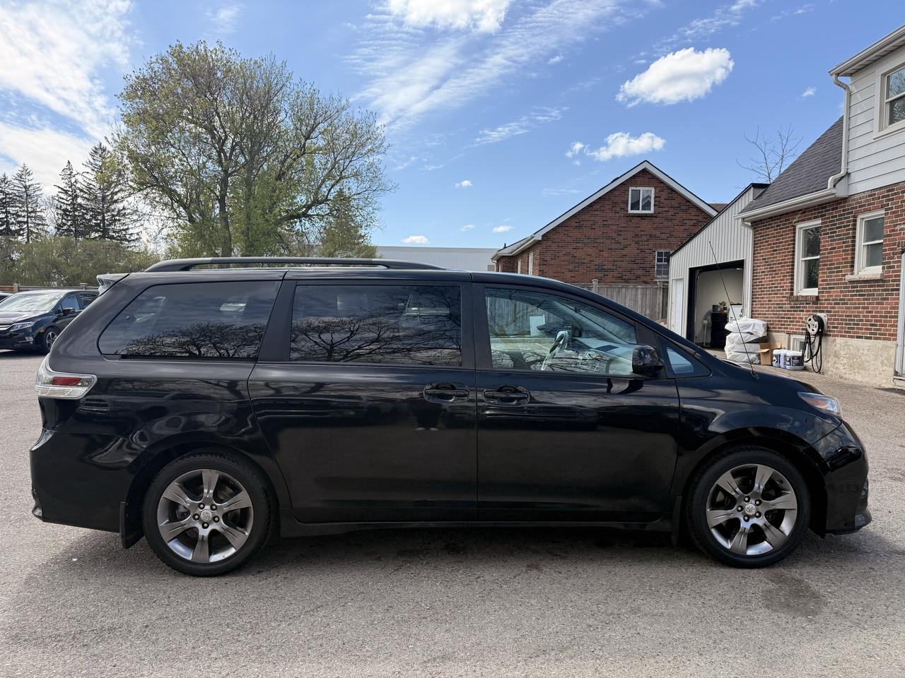2011 Toyota Sienna SE | One Owner Photo