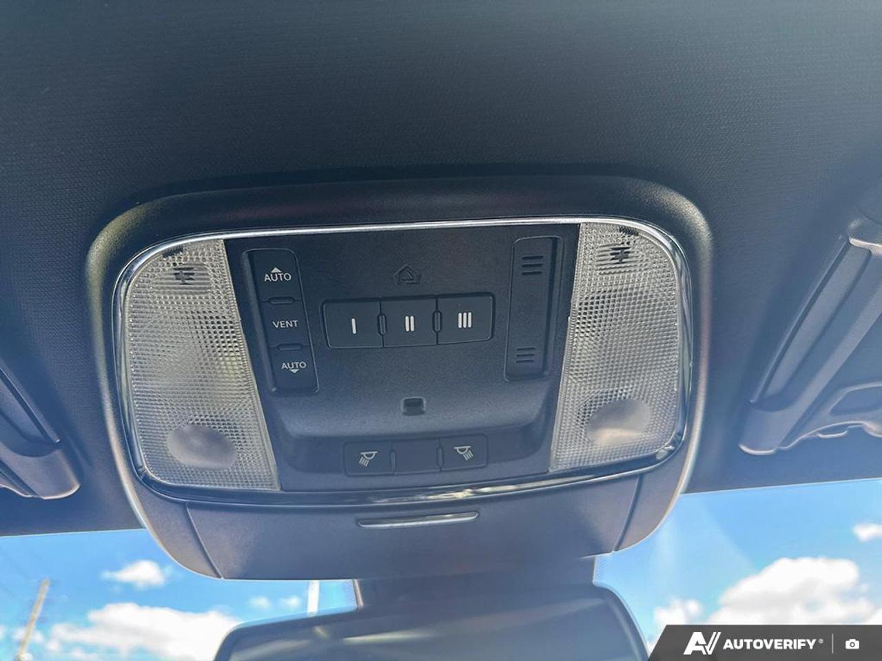 2019 Dodge Charger R/T / NO ACCIDENTS / 5.7L / NAV / ROOF/ PERF SEATS Photo