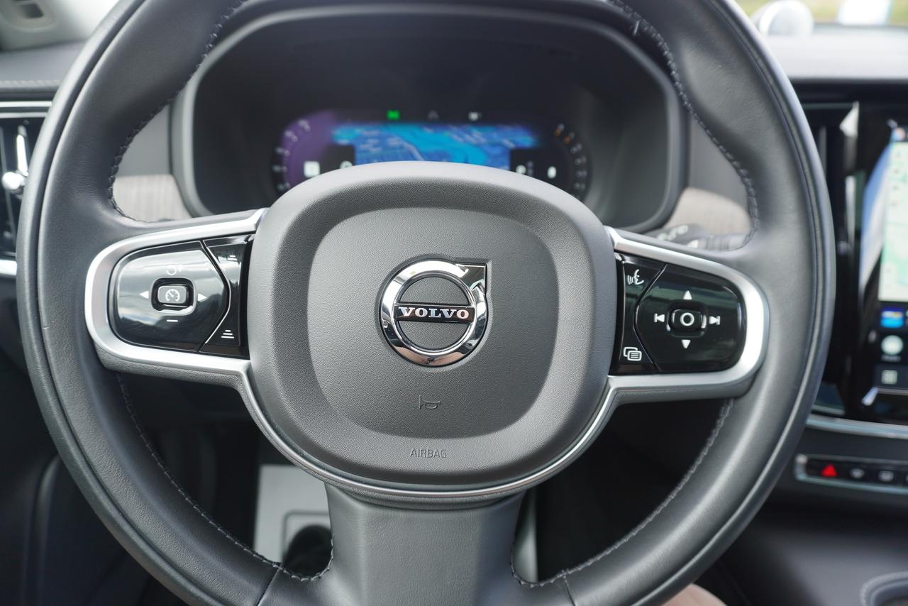 2022 Volvo V90 1 OWNER / NO ACCIDENTS / B6 AWD / CROSS COUNTRY Photo