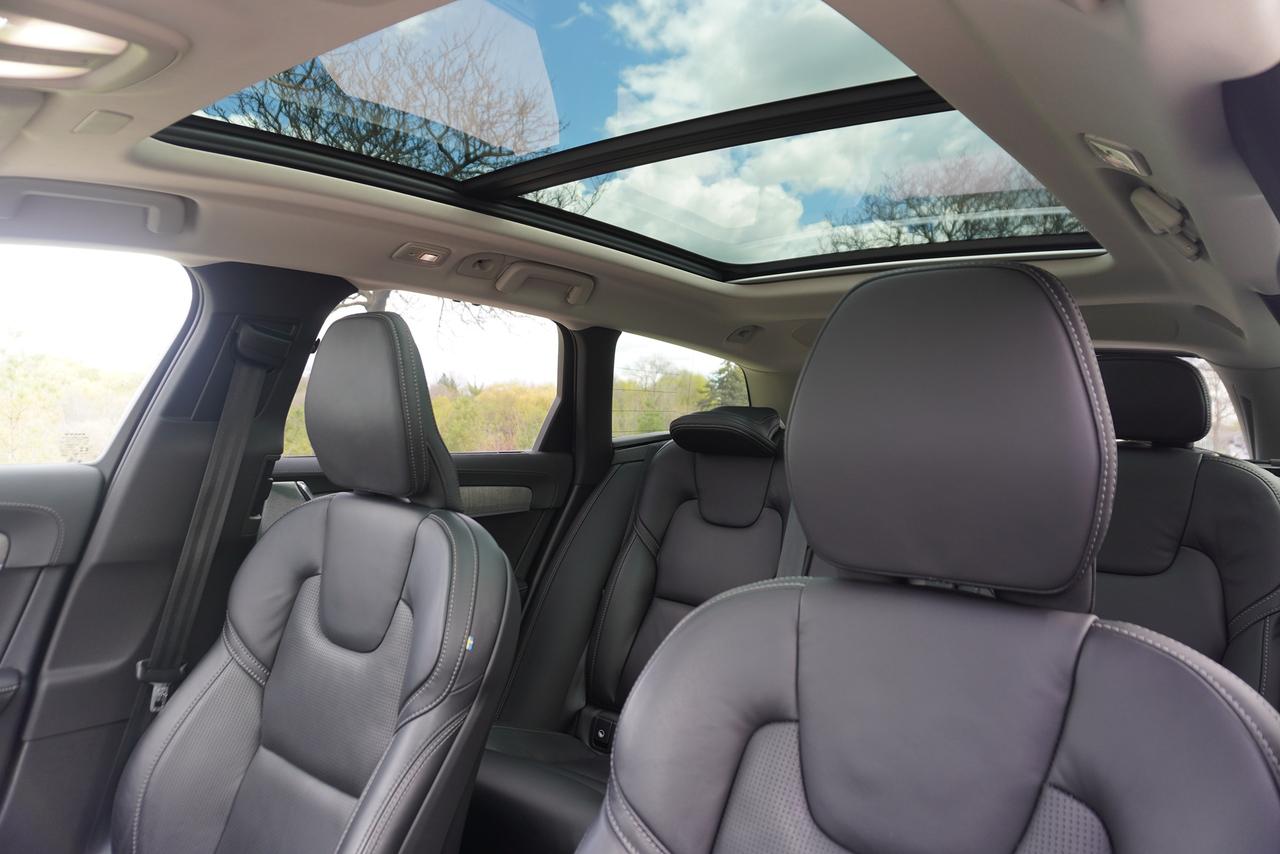 2022 Volvo V90 1 OWNER / NO ACCIDENTS / B6 AWD / CROSS COUNTRY Photo
