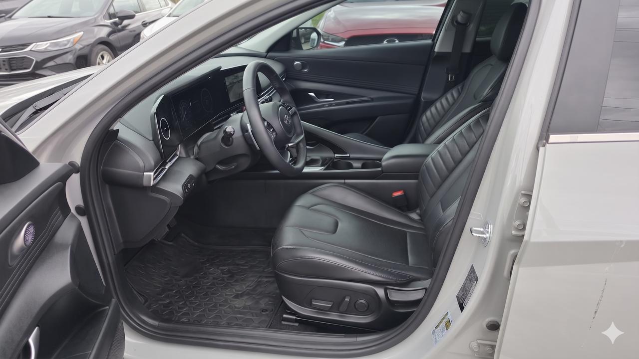 2025 Hyundai Elantra LUXURY / NO ACCIDENTS / 1 OWNER / HYBRID / LEATHER Photo