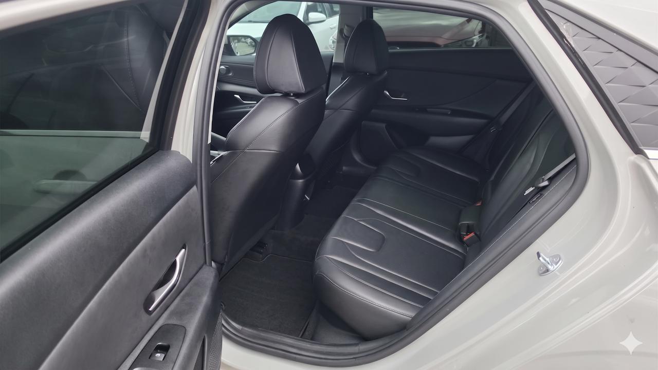 2025 Hyundai Elantra LUXURY / NO ACCIDENTS / 1 OWNER / HYBRID / LEATHER Photo