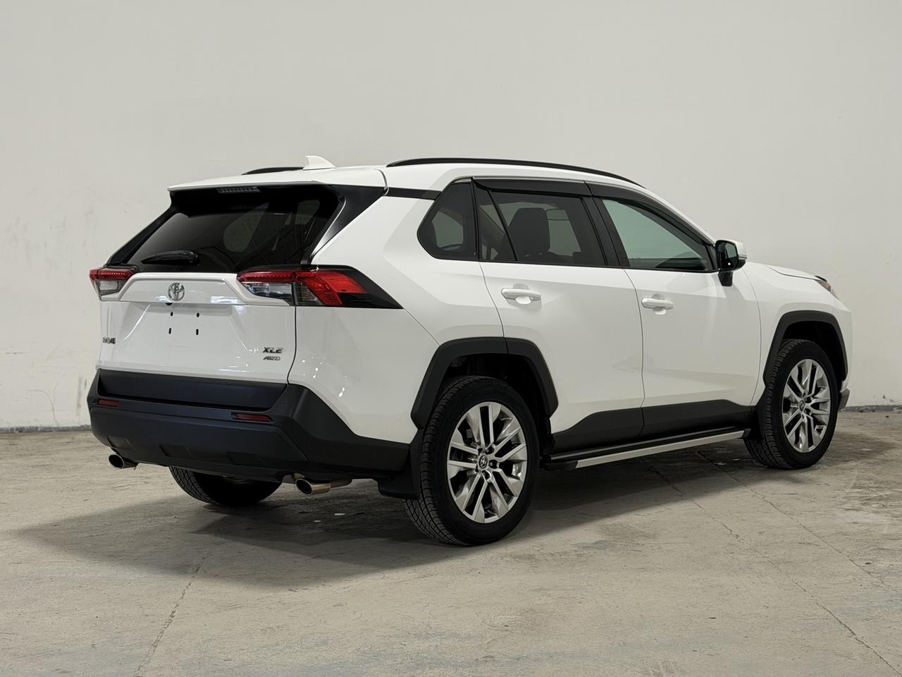 2020 Toyota RAV4 XLE | LEATHER | ROOF | AWD Photo