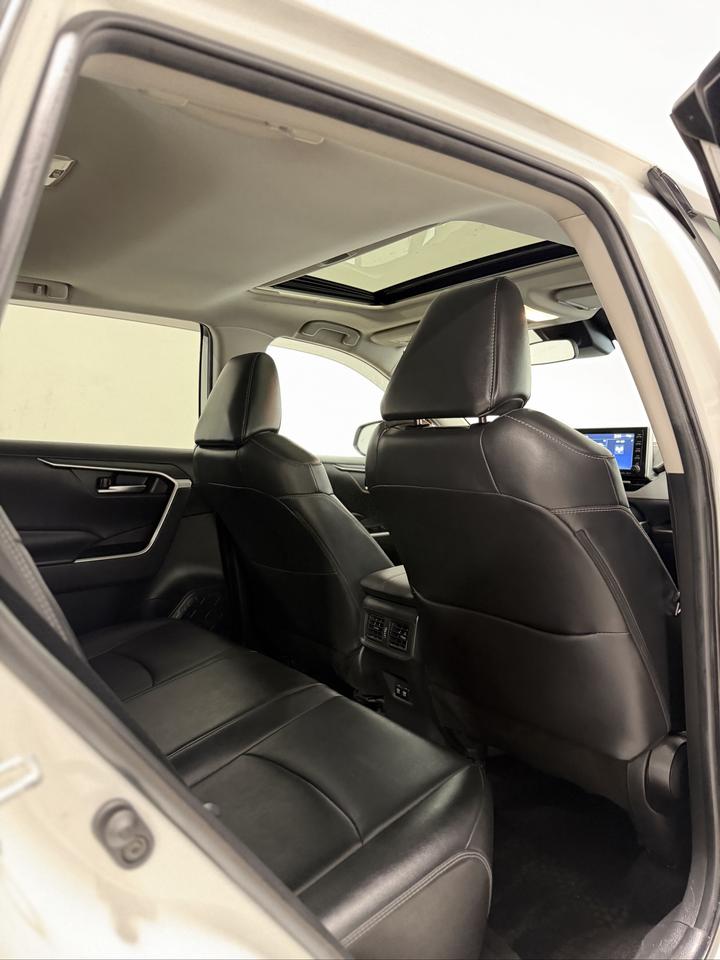 2020 Toyota RAV4 XLE | LEATHER | ROOF | AWD Photo